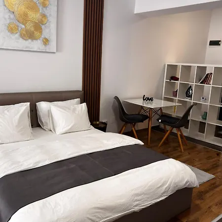 Central Studio Bucharest * בוקרשט